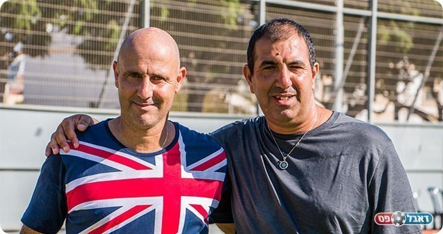 פתיחה ברגל ימין. ארז בנודיס ושלומי שלמה (יוסי סוריק)